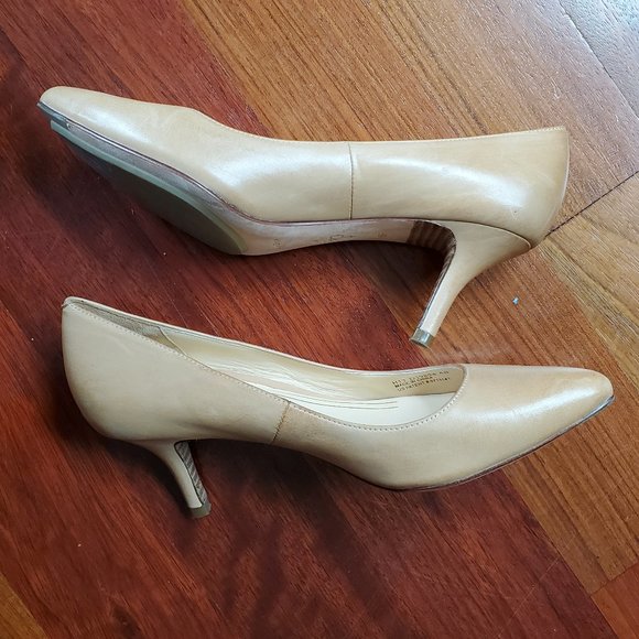 Cole Haan Beige Leather Heels Size 6B - Picture 9 of 16